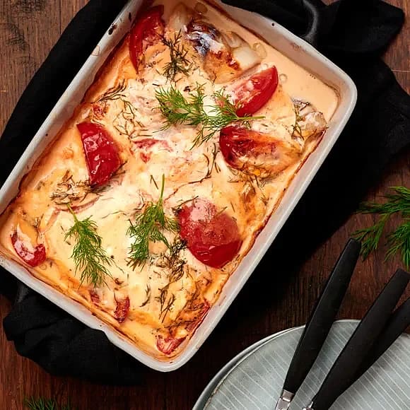 Fiskgratäng med smetana och tomat