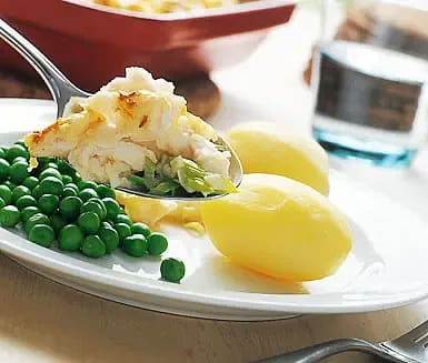 Fiskgratäng med svampsås och purjolök