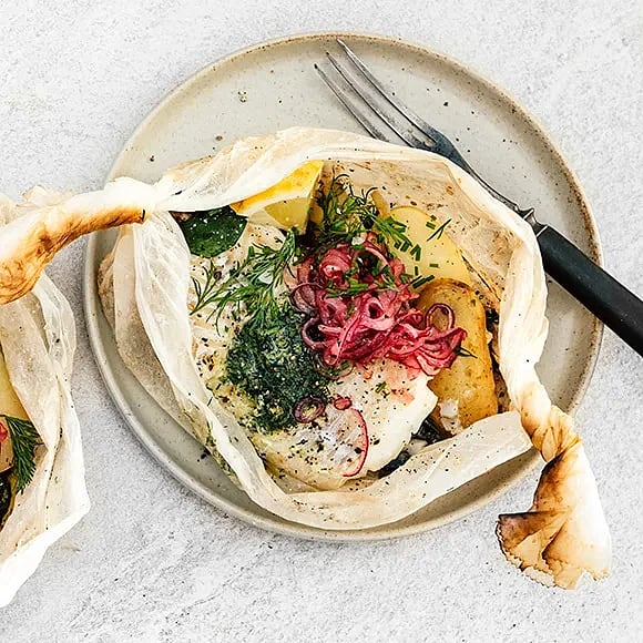 Fiskpaket med kryddsmör och syrad lök