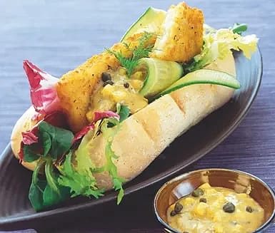 Fiskpinnar i baguette med fräsch sås
