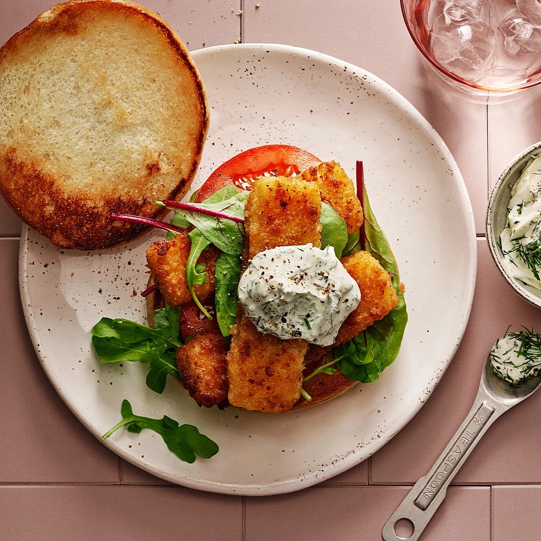 Fiskpinneburgare med örtsås