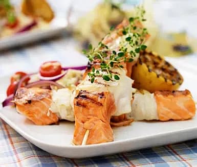 Fiskspett med apelsinfänkål och risonisallad