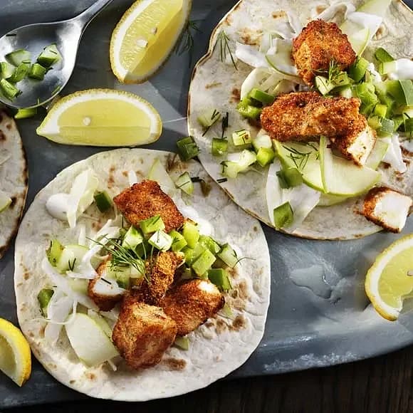 Fisktacos på torsk med fänkålsslaw