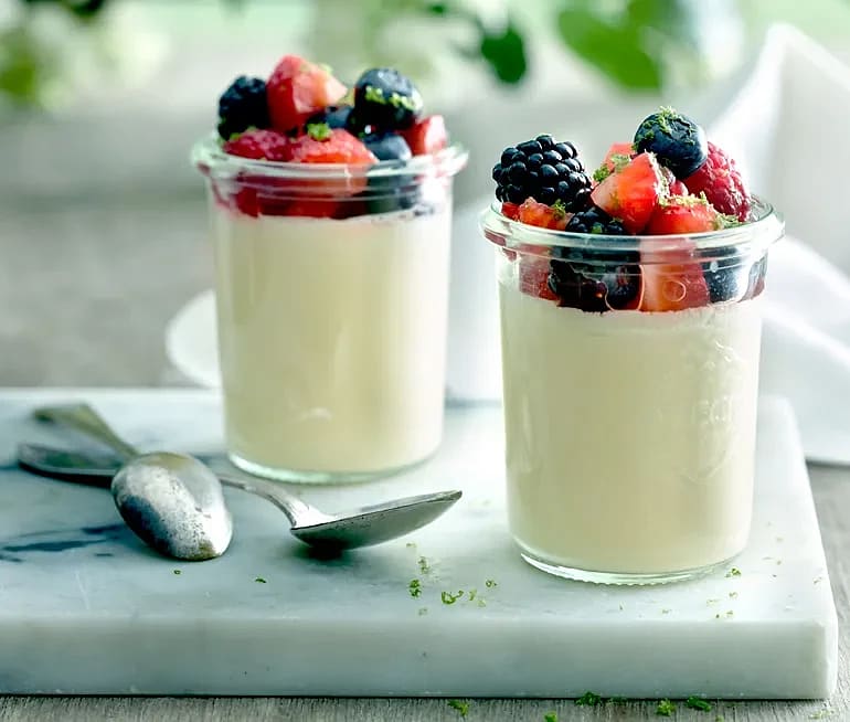 Fläderpannacotta med limemarinerade bär