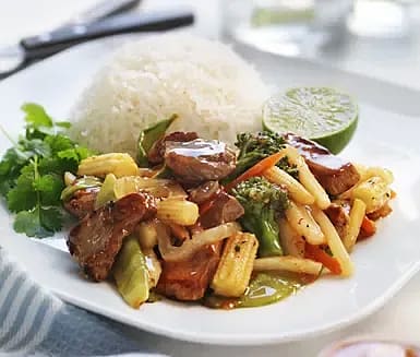 Fläskwok med söt chili, grönsaker och ris