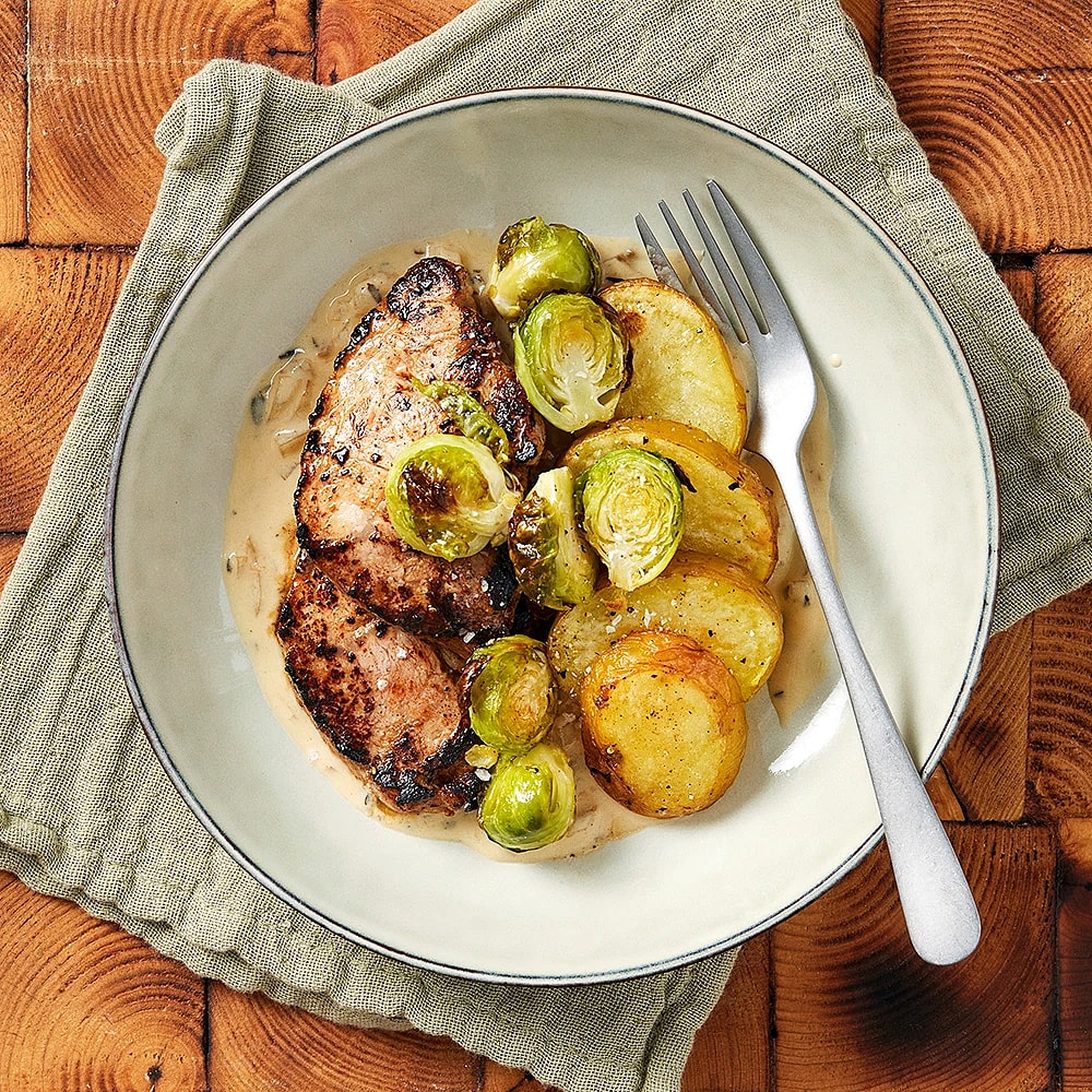 Fläskytterfilé med svampsås, brysselkål och potatis