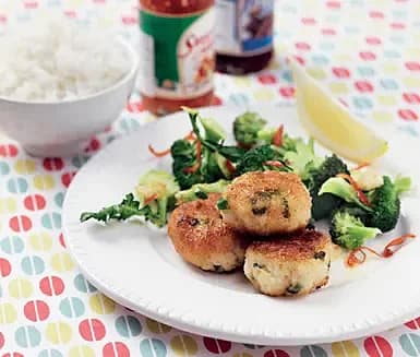 Frasiga fiskkakor med chilifräst broccoli