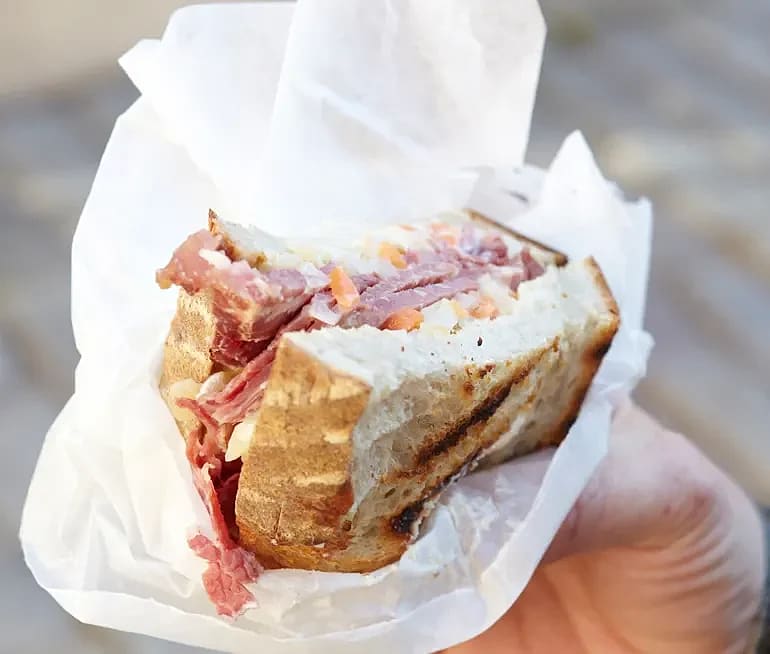 Fred’s macka med oxbringa, rotfruktschutney & senapsdressing