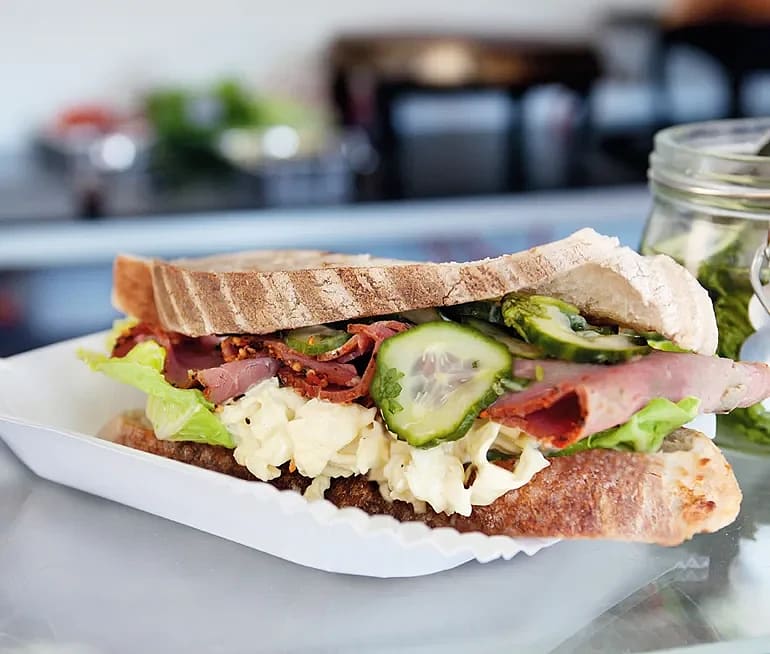 Fred’s pastrami sandwich med äppelslaw och inlagd gurka