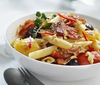 Fritatapasta med salami, oliver och paprika