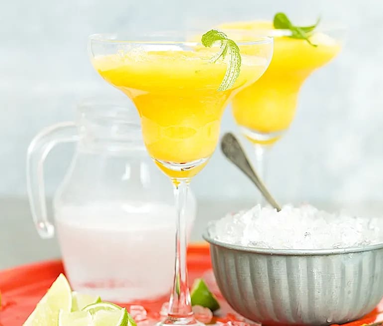 Frozen mango margarita