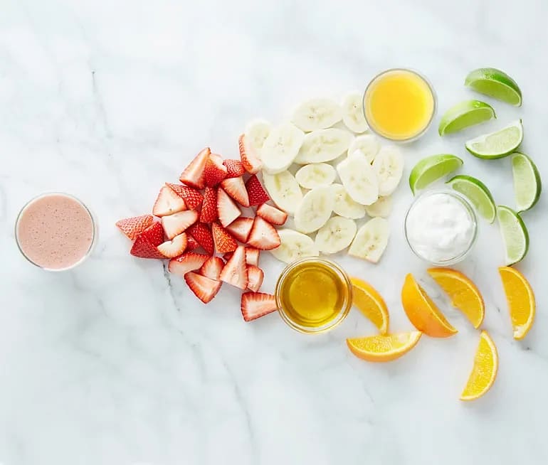 Frukostsmoothie med apelsin, jordgubbe och banan
