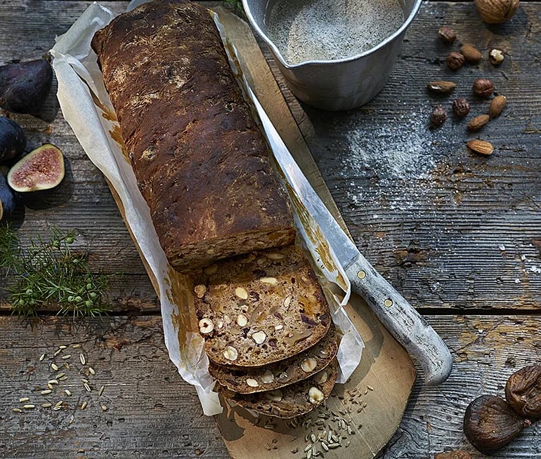 Frukt- och nötbröd med fikon och aprikos