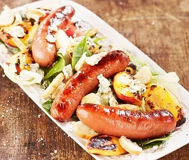 Fruktig sallad med grillad nektarin och ädelost till grillkorv