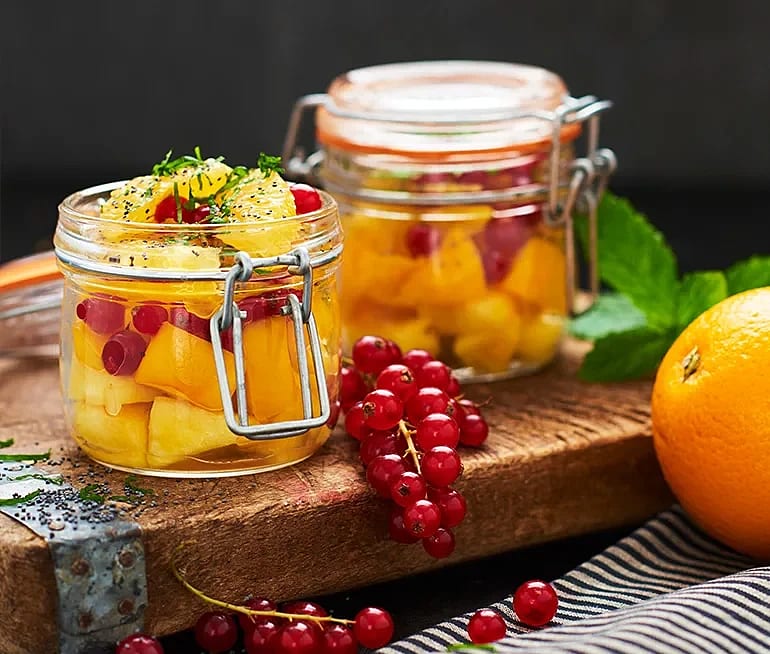Fruktsallad i gult med mynta och vallmo