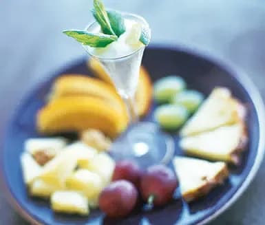 Frukttallrik med ingefärsyoghurt