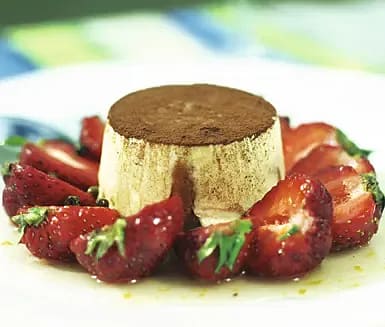 Fryst vaniljtiramisu med jordgubbar