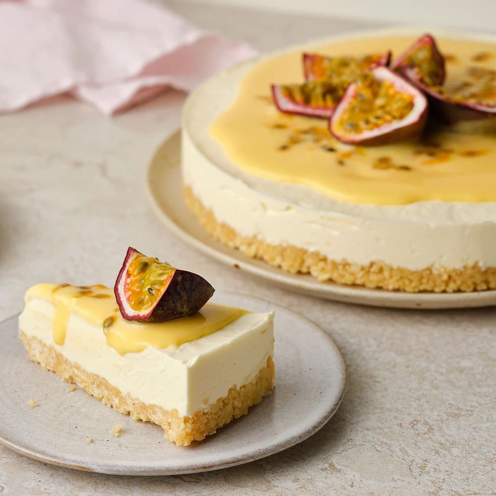 Fryst vit chokladmoussetårta med passionsfrukt