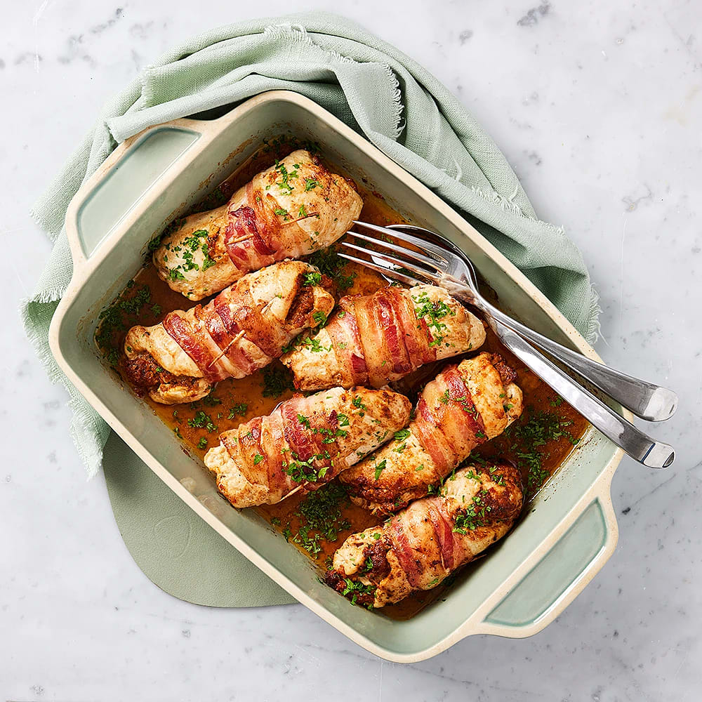 Fyllda kycklingfiléer inlindade i bacon