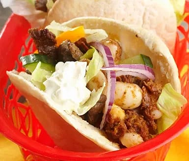 Fyllda pitabröd med marockansk bönsalsa