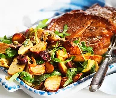 Gårdsgriskarré med sallad på rostad potatis och tapenadgrönsaker