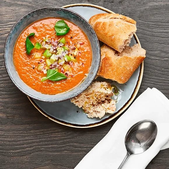 Gazpacho med baguette och bönspread