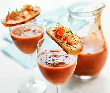 Gazpacho med kräftor på toast med vitlökskräm