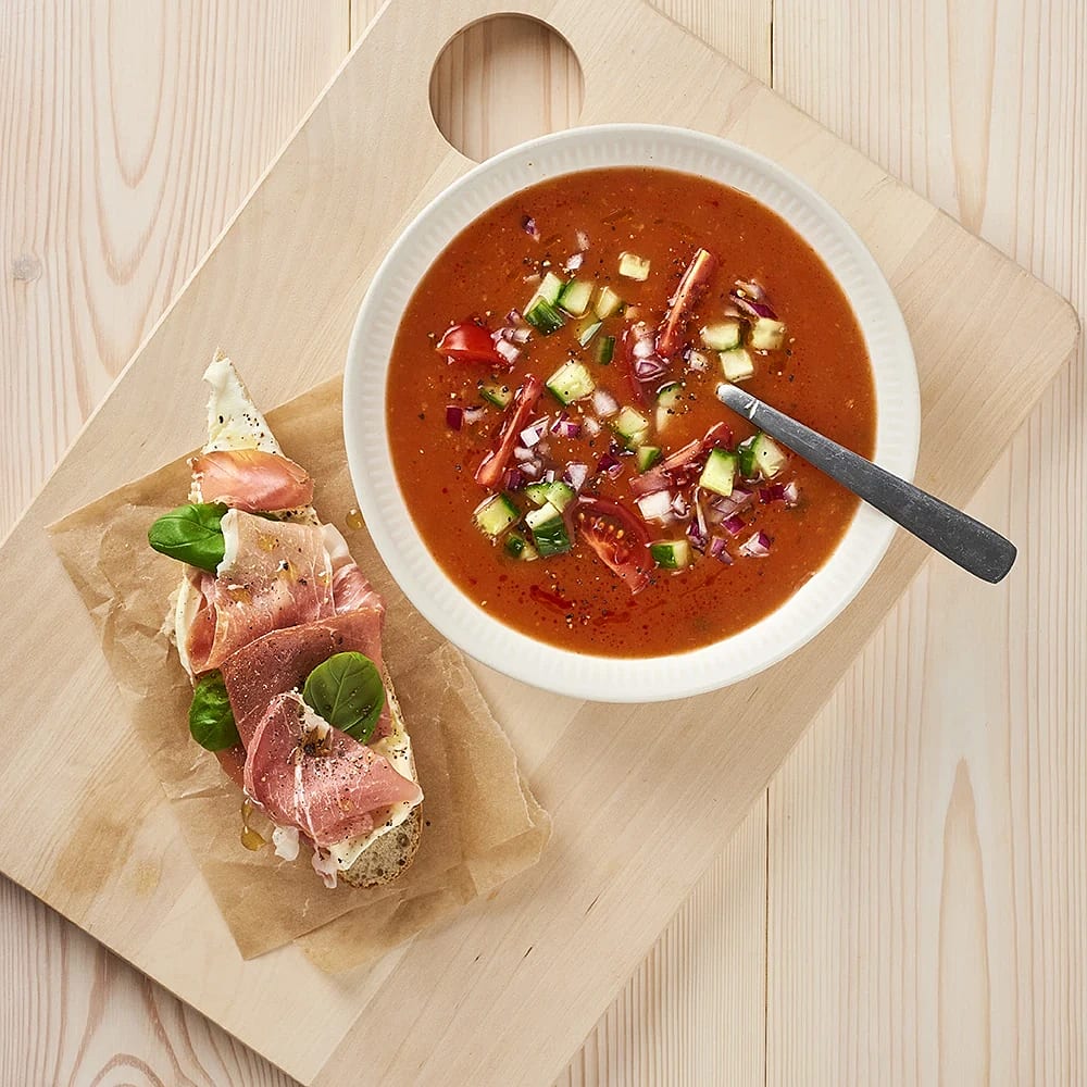 Gazpacho och baguette med culatello