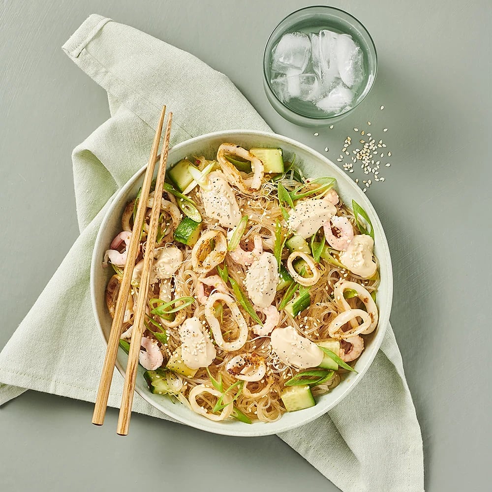 Glasnudelsallad med bläckfisk, räkor och limedressing