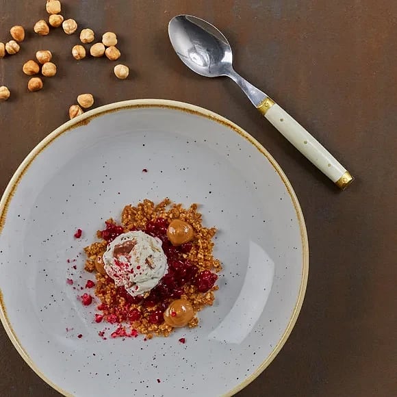 Glass med rårörda lingon, hasselnötscrumble och ingefära dulce de leche