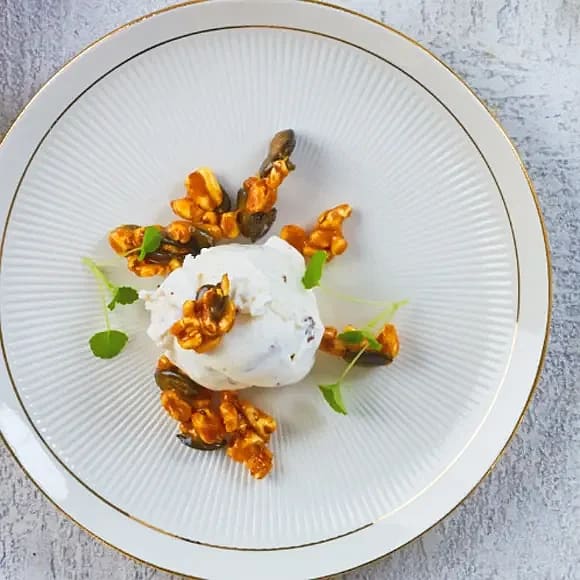 Glassdessert med salt-karamelliserade dinkelpuffar och pumpafrön