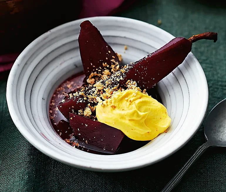 Glöggpäron med saffransfluff och mandelkrisp