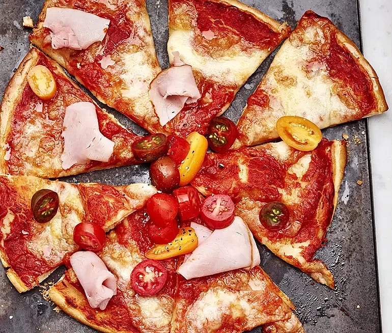 Glutenfri pizza med skinka och cocktailtomater