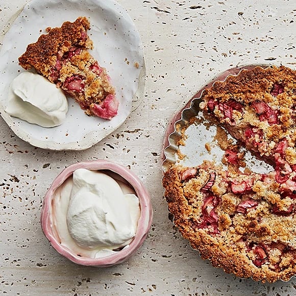 Glutenfri smulpaj med rabarber och kardemumma