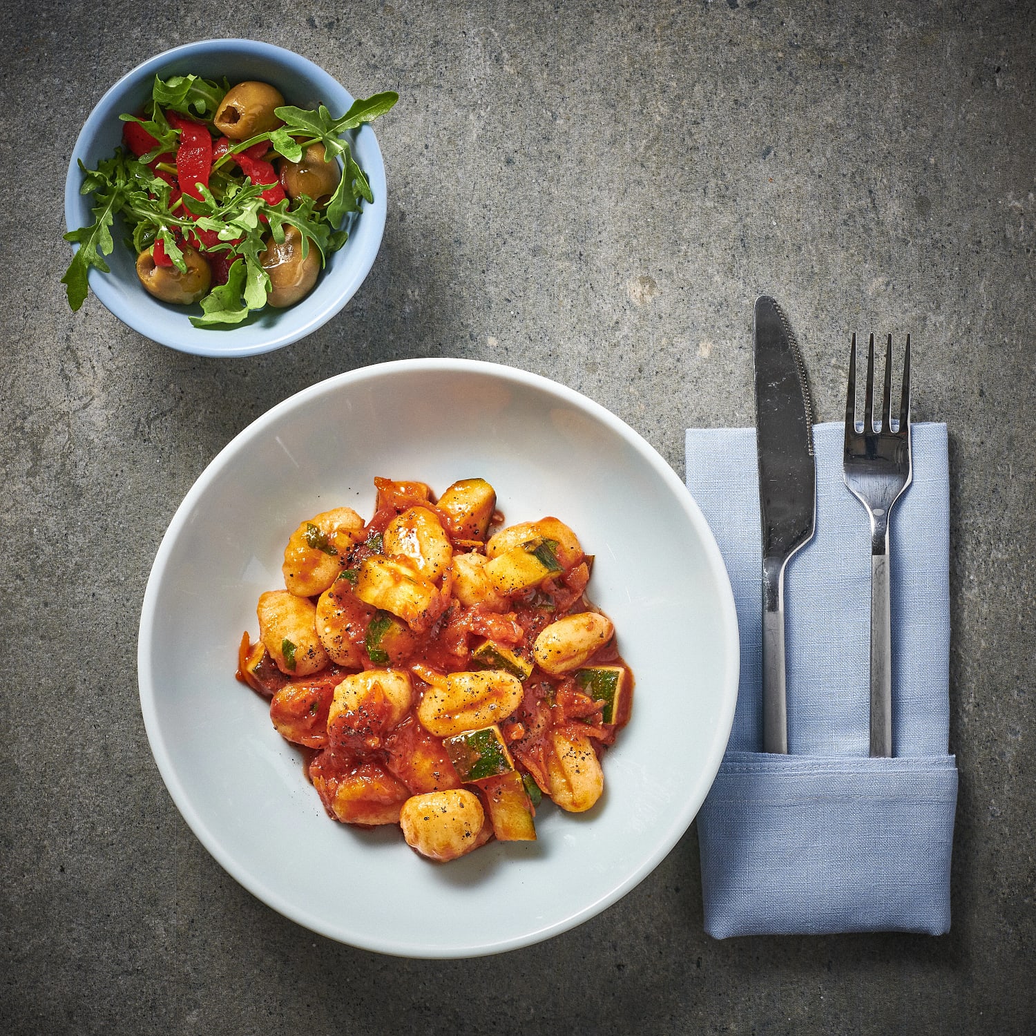Gnocchi i zucchini- och tomatsås