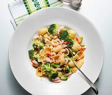 Gnocchi med räkor, broccoli, vitlök och chili