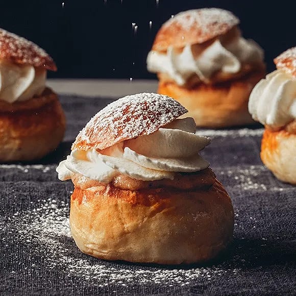 Goda små semlor med mandelmassa