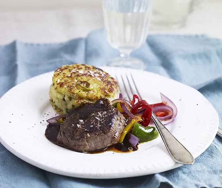 Gödkalv med rösti "puck" och rödvinssås