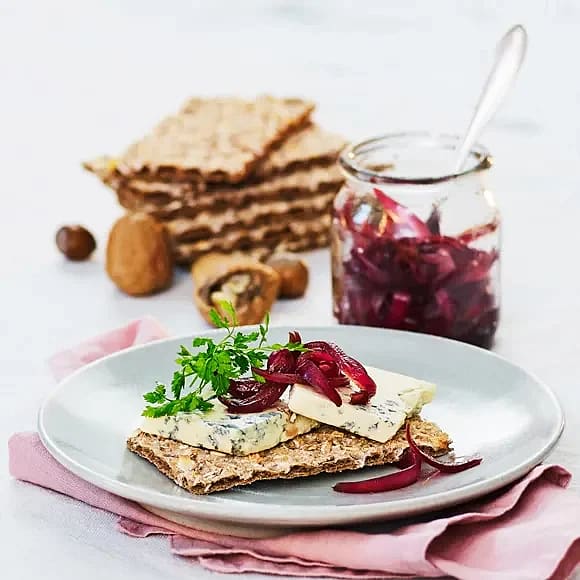 Gourmetknäcke med ädelost och glöggkokt lök