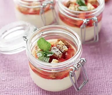 Gräddfilspannacotta med mandelskorpor och jordgubbar i vin santo