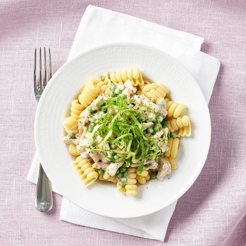 Gräddig pasta med krispigt fläsk och ärtor