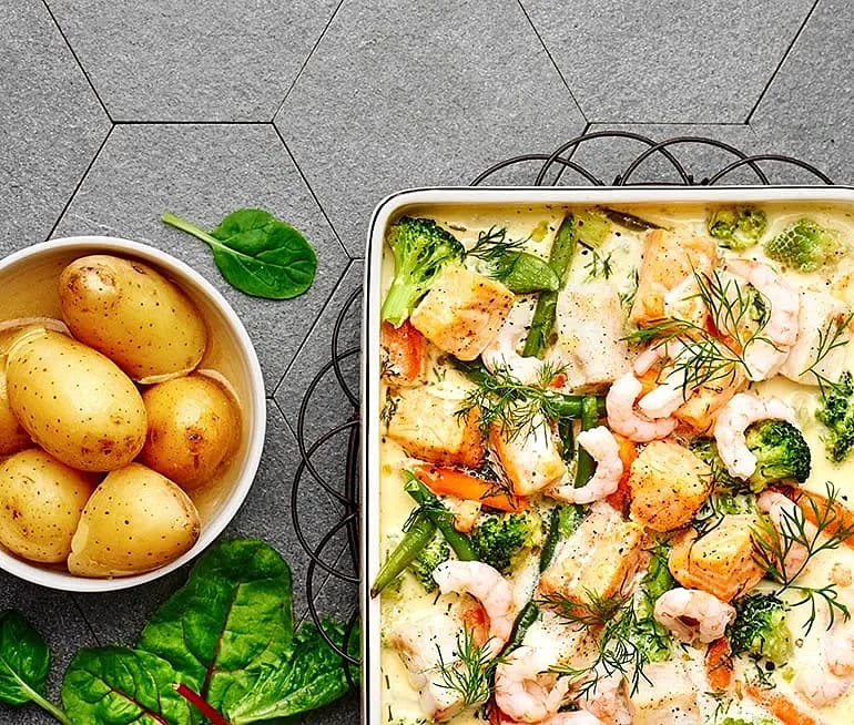Gräddkokt fisk med vin, räkor och dill