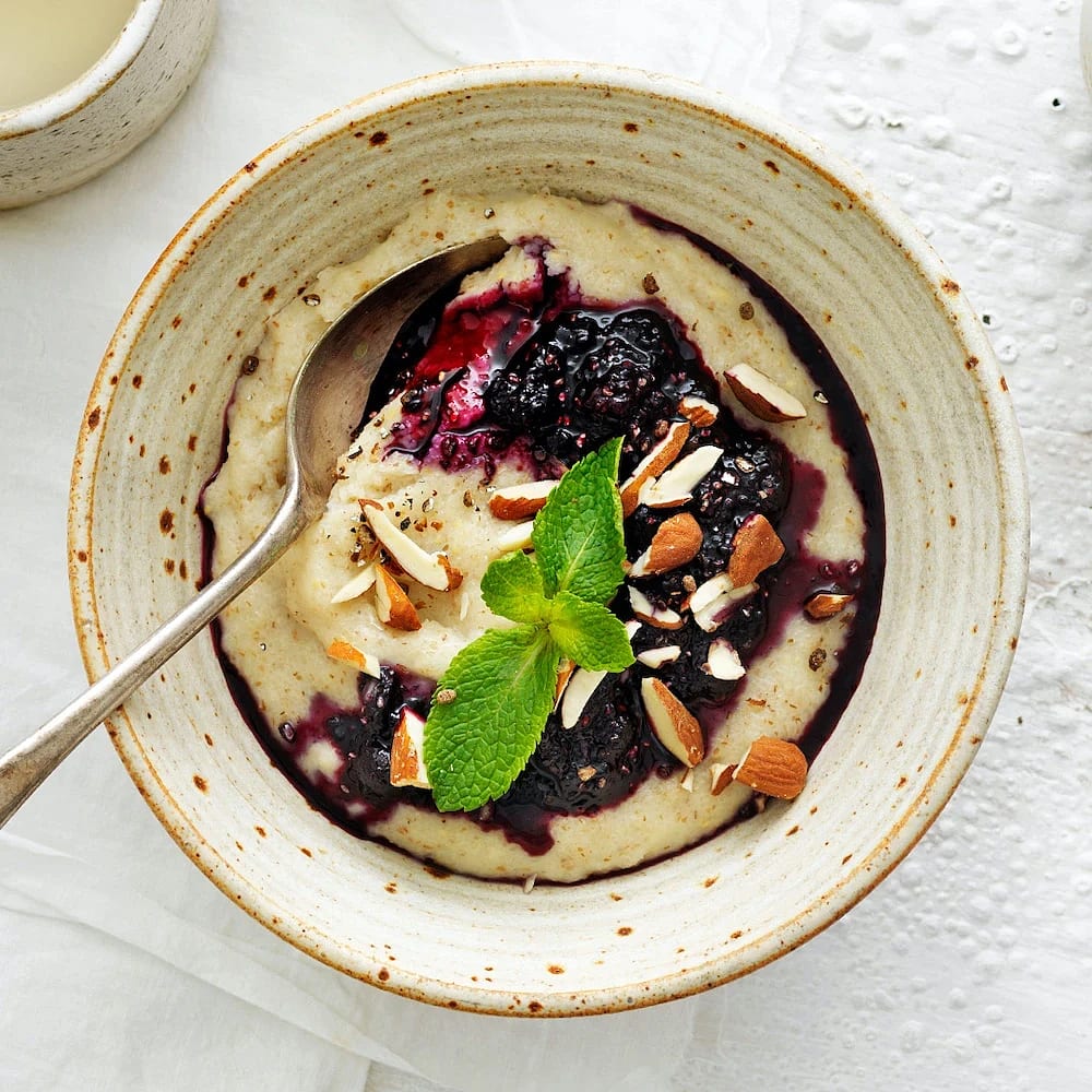Grahamsgröt med kardemumma och blåbärskompott
