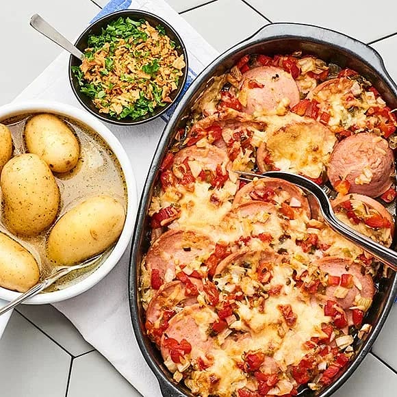 Gratinerad falukorv med grillad paprika och persilja