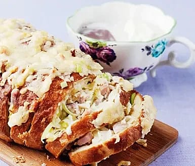 Gratinerad långfranska med skinka och ägg