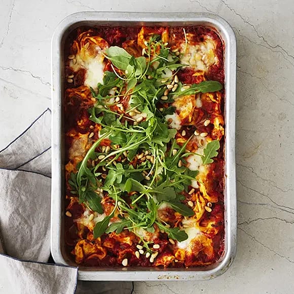 Gratinerad tortellini med tomat och mozzarella