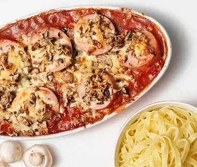 Gratinerade korvstubbar med champinjoner och tomat