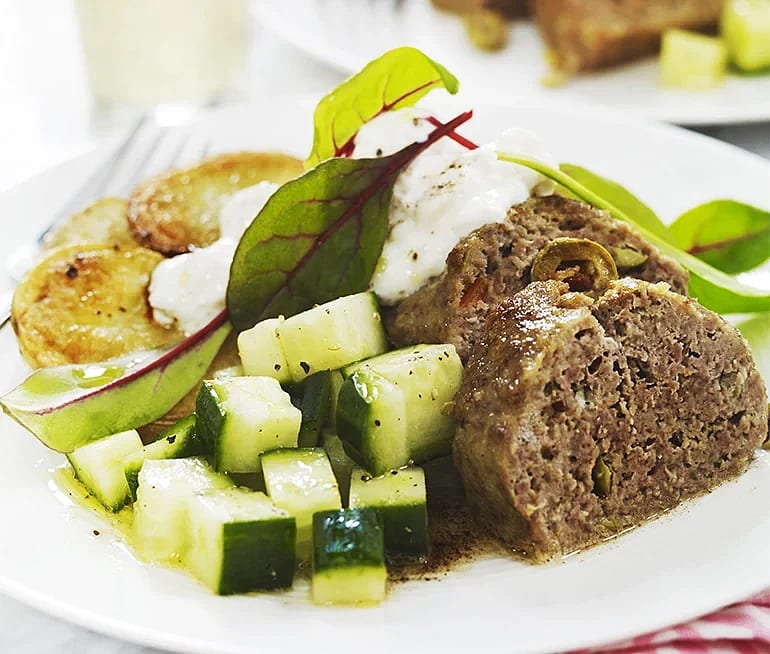 Grekisk färslimpa med gurksallad och fetayoghurt