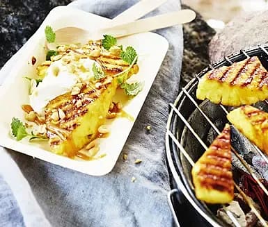 Grillad ananas med jordnötter och kolasås