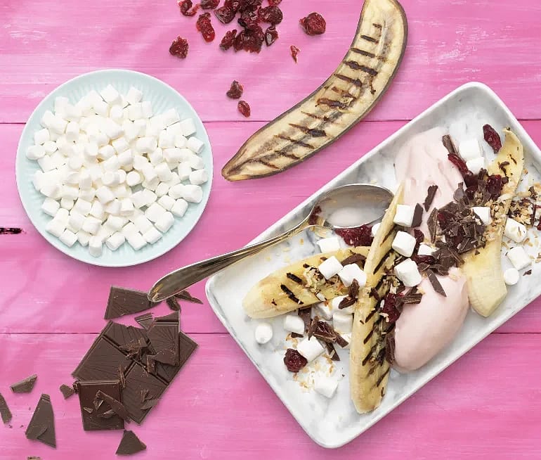Grillad banan med kokos- och chokladtopping och frozenyoghurt